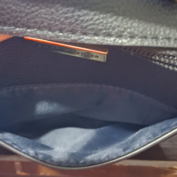 Tommy Hilfiger Camera/Crossbody Bag. - Picture 4 of 9